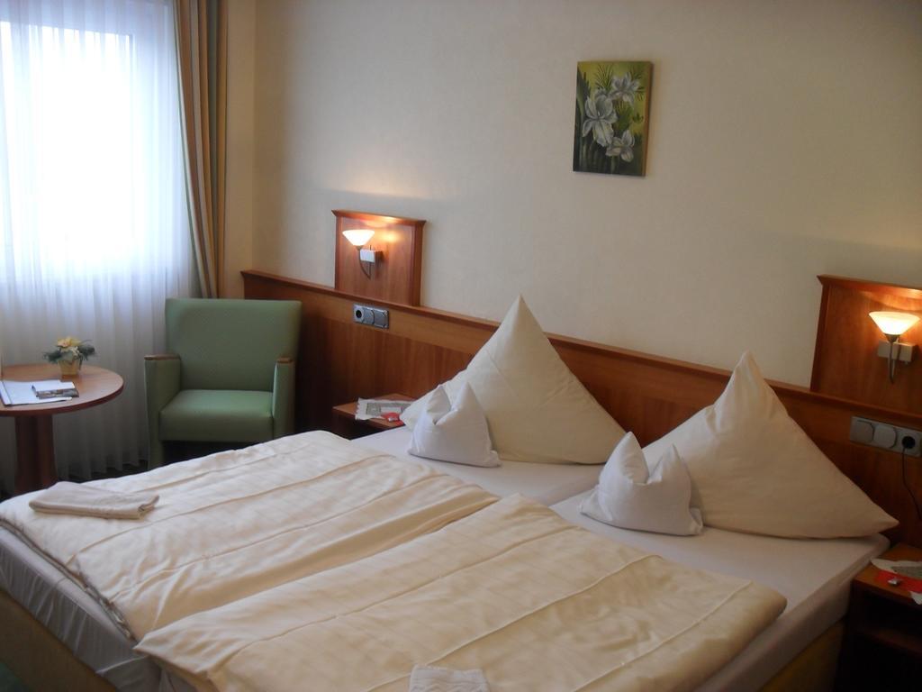 Hotel Reichsschenke Zum Ritter Gotz "Garni" Krov Bilik gambar
