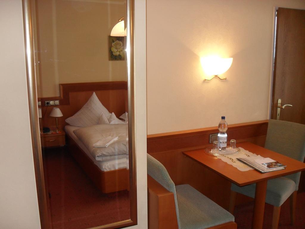Hotel Reichsschenke Zum Ritter Gotz "Garni" Krov Bilik gambar