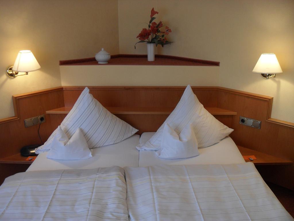 Hotel Reichsschenke Zum Ritter Gotz "Garni" Krov Bilik gambar