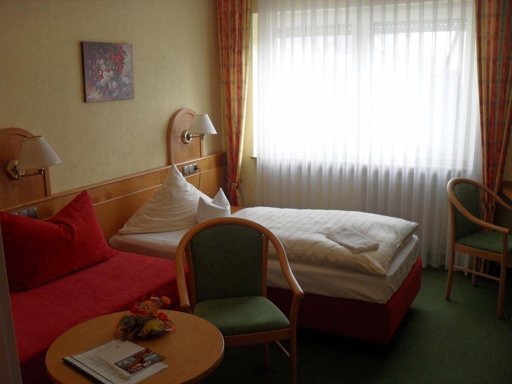 Hotel Reichsschenke Zum Ritter Gotz "Garni" Krov Bilik gambar