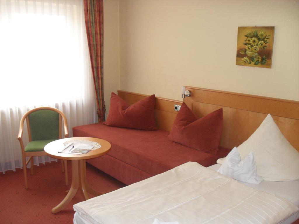 Hotel Reichsschenke Zum Ritter Gotz "Garni" Krov Bilik gambar